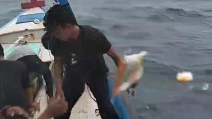 Awak kapal buang muatan demi jaga stabilitas saat diterjang imbak. (Istimewa/tangkapan layar video)