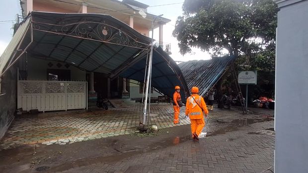 Bangunan rumah terdampak angin kencang di Tulungagung.