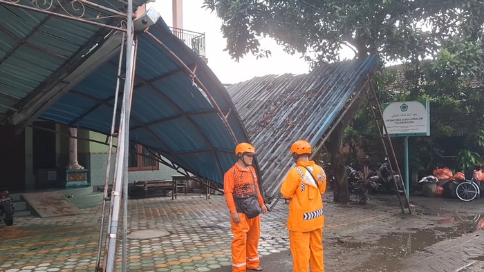 Bangunan rumah terdampak angin kencang di Tulungagung.