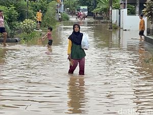 Hujan Deras Sedari Pagi, Warga Desa Jimbaran Pati Kebanjiran