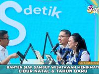 Jembatan Darurat di Agam Hancur, Warga Menyeberang Pakai Batang Pohon
