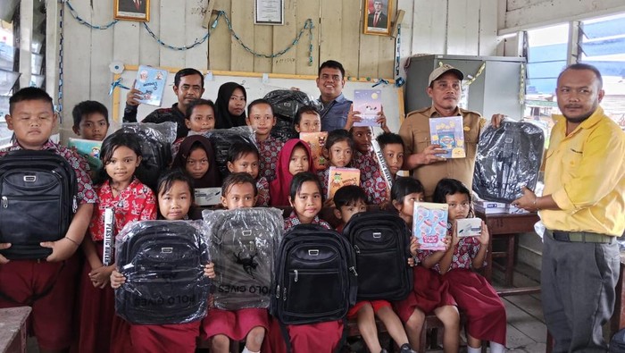 Bantuan pendidikan untuk siswa SD di OKI.