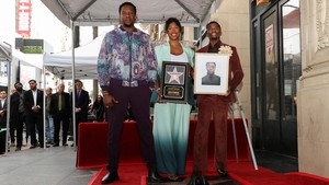 Istri Chadwick Boseman, Simone Ledward-Boseman, berpose bersama Derrick Boseman dan Kevin Boseman dalam upacara penghormatan anumerta untuk Chadwick Boseman. Mendiang aktor Chadwick Boseman dianugerahi bintang ke-2.828 di Hollywood Walk of Fame pada Kamis (20/11). Foto: REUTERS/Mario Anzuoni