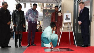 Istri Chadwick Boseman, Simone Ledward-Boseman, Derrick Boseman, Kevin Boseman, Sutradara Ryan Coogler, dan aktor Viola Davis menghadiri upacara penghormatan anumerta Chadwick Boseman dengan bintang di Hollywood Walk of Fame di Los Angeles, California, AS. Foto: REUTERS/Mario Anzuoni