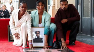 Istri Chadwick Boseman, Simone Ledward-Boseman, berpose bersama Letitia Wright dan Michael B. Jordan dalam upacara penghormatan anumerta kepada Chadwick Boseman. Chadwick Boseman, penduduk asli Carolina Selatan dan alumni Howard University, menjadi terkenal berkat perannya sebagai Jackie Robinson dalam film 42 tahun 2013. Ia kemudian memerankan sejumlah tokoh ikonik Amerika, termasuk James Brown dalam Get On Up dan Thurgood Marshall dalam Marshall. Foto: REUTERS/Mario Anzuoni
