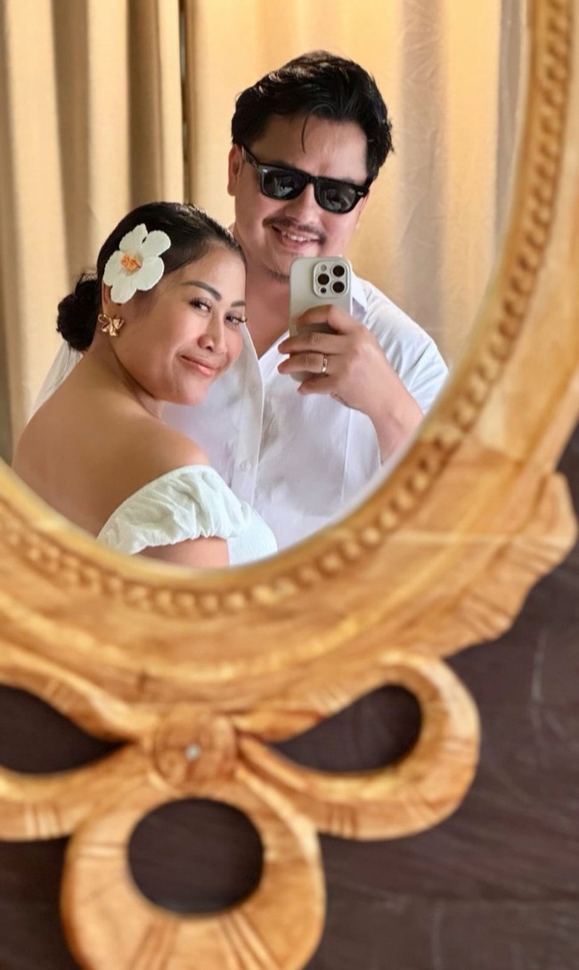 Seperti layaknya pasutri baru, keduanya juga makin kompak dan mesra. Siapa sangka tak lama setelahnya rumah tangga Boiyen dan Rully terancam bubar. Foto: Instagram @boiyenpesek