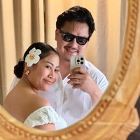 Seperti layaknya pasutri baru, keduanya juga makin kompak dan mesra. Siapa sangka tak lama setelahnya rumah tangga Boiyen dan Rully terancam bubar. Foto: Instagram @boiyenpesek