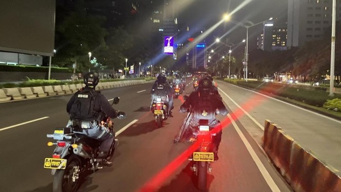 Brimob Polda Metro Jaya membubarkan aksi tawuran hingga balap liar di kawasan Jakarta raya. Polisi menyita sejumlah barang bukti termasuk senjata tajam (sajam). (dok Istimewa)