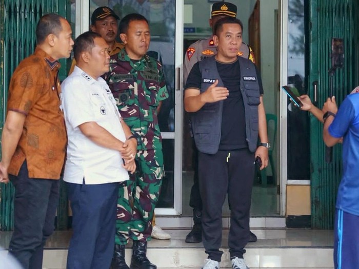 Bupati Karawang Aep Syaepuloh saat meninjau lokasi pesawat jatuh di Kecamatan Tirtamulya