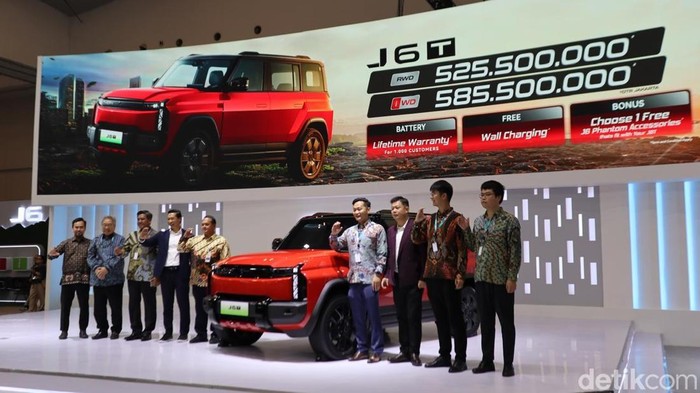 Chery J6T diumumkan harga jualnya di Indonesia pada ajang GJAW 2025. SUV boxy ini dilepas dengan banderol harga Rp 525 jutaan.
