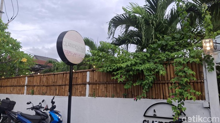 Clandestino Hostel Canggu, Jalan Kayu Tulang, Canggu, Kuta Utara, Badung, Jumat (21/11/2025).