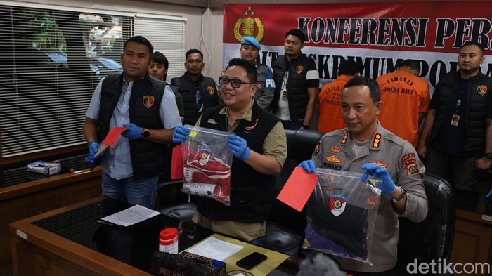 Barang bukti berupa cat semprot dan bendera ditunjukkan saat konferensi pers di Mapolda Bali, Kamis (20/11/2025). (Aryo Mahendro/detikBali).