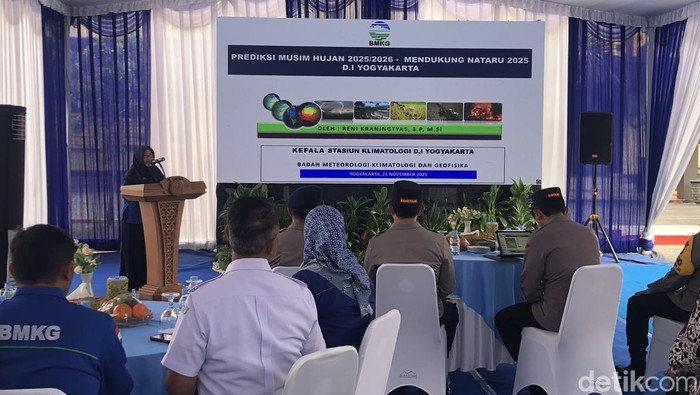 Kepala Stasiun Klimatologi DIY, Reni Kraningtyas, saat memberikan paparan mengenai potensi munculnya La NIna di Mako Brimob Baciro, Jogja, Jumat (21/11/2025).