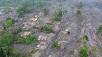 Foto udara kondisi perkampungan yang terdampak erupsi Gunung Semeru. Kampung porak poranda imbas letusan pada 19 November. Foto: ANTARA FOTO/Irfan Sumanjaya