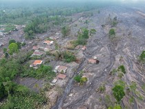 Video Erupsi Semeru Putuskan Jaringan Listrik di Lumajang