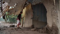 Warga melihat rumah yang rusak terdampak erupsi Gunung Semeru di Desa Supiturang, Pronojiwo, Lumajang, Jawa Timur, Jumat (21/11/2025). Foto: ANTARA FOTO/Irfan Sumanjaya