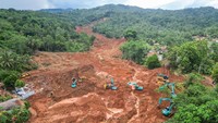 Foto udara area terdampak bencana tanah longsor di Desa Cibeunying, Majenang, Cilacap, Jawa Tengah, Rabu (19/11/2025). Operasi pencarian korban bencana tanah longsor diperpanjang hingga tiga hari kedepan untuk mencari tiga korban hilang dengan upaya menyisir area longsor seluas 12 hektar yang didominasi oleh material tanah merah, lumpur dan kayu dengan ketebalan mencapai 10 meter. ANTARA FOTO/Idhad Zakaria