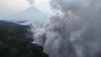 Foto udara asap letusan sekunder di Kecamatan Candipuro, Lumajang, Jawa Timur, Jumat (21/11/2025). Polres lumajang mengimbau kepada pengendara untuk tidak melintasi kawasan tersebut terutama saat terjadi letusan sekunder yang dipicu banjir lahar hujan. ANTARA FOTO/Irfan Sumanjaya