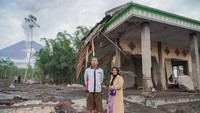Warga melihat kondisi rumah yang terdampak erupsi Gunung Semeru di Desa Supiturang, Lumajang, Jawa Timur, Kamis (20/11/2025). Pemerintah Kabupaten Lumajang menetapkan status tanggap darurat bencana pada 19-25 November untuk mempercepat penanganan kawasan terdampak erupsi Gunung Semeru. ANTARA FOTO/Irfan Sumanjaya