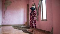 Seorang warga menunjukkan ruangan rumahnya yang rusak akibat pergerakan tanah di Kampung Gadung, Desa Cintaasih, Cipongkor, Kabupaten Bandung Barat, Jawa Barat, Senin (17/11/2025). Berdasarkan data BPBD Kabupaten Bandung Barat, sebanyak 32 rumah rusak ringan hingga berat dan 108 jiwa di tujuh kampung di Desa Cintaasih terdampak pergerakan tanah yang terjadi sejak tahun 2020. ANTARA FOTO/Abdan Syakura