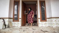 Seorang warga berjalan di depan rumahnya yang rusak akibat pergerakan tanah di Kampung Gadung, Desa Cintaasih, Cipongkor, Kabupaten Bandung Barat, Jawa Barat, Senin (17/11/2025). Berdasarkan data BPBD Kabupaten Bandung Barat, sebanyak 32 rumah rusak ringan hingga berat dan 108 jiwa di tujuh kampung di Desa Cintaasih terdampak pergerakan tanah yang terjadi sejak tahun 2020. ANTARA FOTO/Abdan Syakura