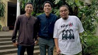 Siapa sangka, kini Desta terpilih memerankan mendiang Dono untuk film Warkop DKI terbaru. Itu juga karena keluarga dari Dono yang memilihnya. Dan senang sekali bisa bersilaturahmi dengan anak2 dari almarhum Pakde Dono.. Mas @masari0 dan Mas @satrio.trns minus Mas Damar yg absen karena saat ini sedang bekerja di luar Indonesia.. Ijin mas2 semua, semoga saya tidak mengecewakan.., ungkap Desta. Foto: Instagram @desta80s