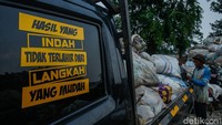 Kampung ini tetap berdetak dari tangan-tangan yang tak pernah lelah bekerja. Pendapatan mereka rata-rata berkisar Rp2–3 juta per bulan, bergantung pada seberapa banyak sampah yang berhasil dipilah.