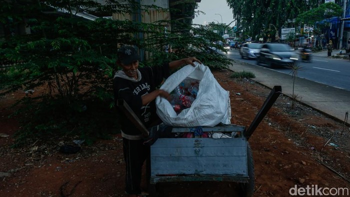 Kampung pemulung Bintara Jaya berdetak dari aktivitas memilah sampah yang melelahkan namun vital. Meski bahaya mengintai, mereka terus bekerja demi bertahan hidup.