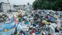 Kampung yang berbatasan langsung dengan Jakarta Timur ini pernah dilanda kebakaran besar pada 2023. Tumpukan plastik membuat api saat itu cepat menjalar dan meninggalkan trauma mendalam.