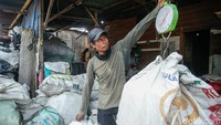 Di sinilah ribuan kilogram plastik ditampung sebelum diproses lebih lanjut. Dalam dua minggu, pemulung seperti Oing bisa membawa pulang Rp300–400 ribu untuk kebutuhan rumah.