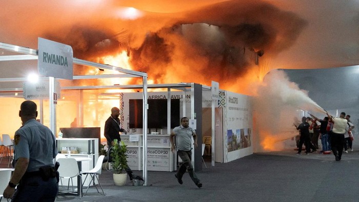 People use fire extinguishers to put out a fire at the Pavilion of Countries in the Blue Zone at the United Nations Climate Change Conference (COP30) in Belem, Brazil, November 20, 2025. REUTERS/Douglas Pingituro      TPX IMAGES OF THE DAY