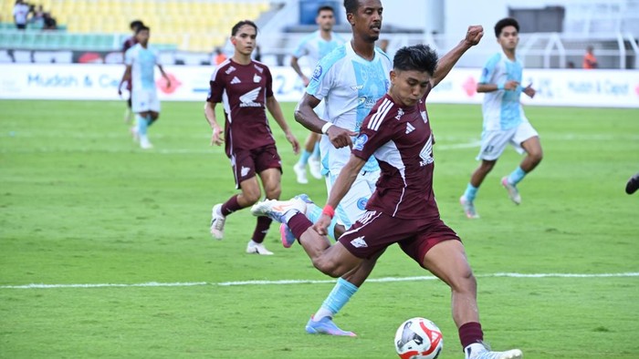 Di babak pertama, anak asuh Tomas Trucha langsung unggul 2-0. Alex Tanque membuka keran gol PSM lalu ditambah Mufli Hidayat.
