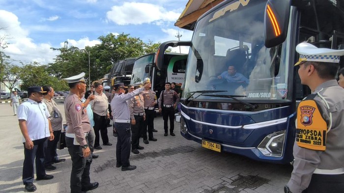 Direktorat Lalu Lintas Polda Riau menggelar ramp check untuk menjamin keselamatan penumpang.