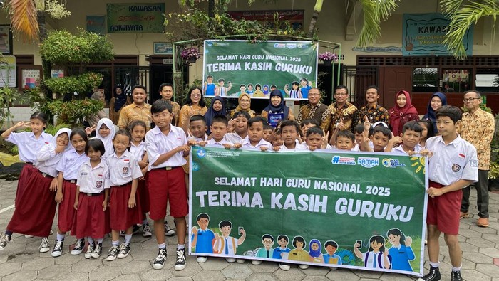 Direktur Jenderal Guru, Tenaga Kependidikan, dan Pendidikan Guru (GTKPG), Nunuk Suryani, menyambut HGN 2025 dengan turun langsung mengajar murid kelas 2 di SD Negeri 1 Banyuagung, Kota Surakarta, Jawa Tengah, Jumat (21/11/2025).