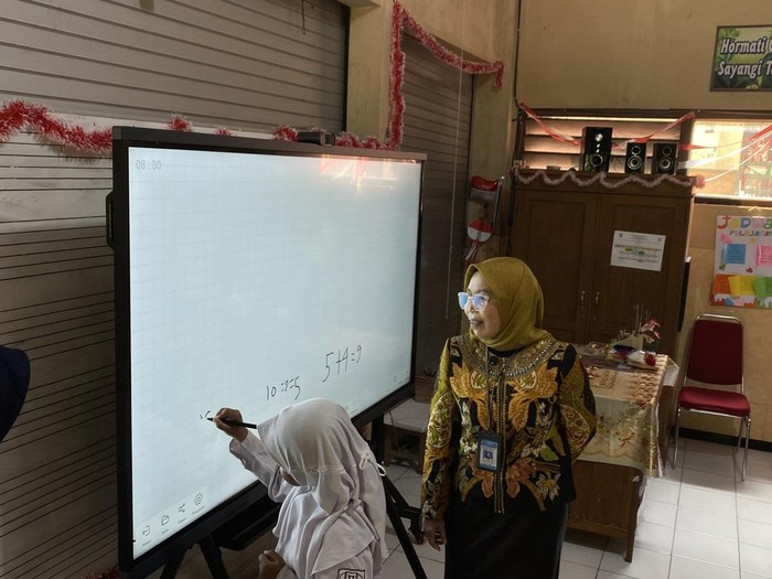 Dirjen GTK mengajar di SDN 1 Banyuagung, Kota Surakarta, Jawa Tengah, Jumat (21/11/2025).