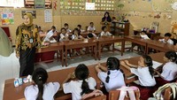 Dalam kunjungannya, Nunuk mengajar pelajaran matematika untuk siswa kelas 2 SD. Agenda ini merupakan implementasi program “Direktur Mengajar” ke kelas yang diinisiasi oleh Menteri Pendidikan Dasar dan Menengah. Foto: Fahri Zulfikar/detikcom