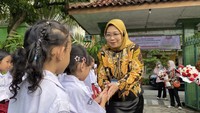 Terakhir, Nunuk memberi reward kepada semua siswa-siswi yang telah bersemangat dalam belajar. Ia juga berpesan kepada mereka agar terus belajar dan mengajak siswa menerapkan 7 kebiasaan anak Indonesia hebat. Foto: Fahri Zulfikar/detikcom