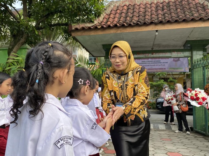 Dirjen GTK mengajar di SDN 1 Banyuagung, Kota Surakarta, Jawa Tengah, Jumat (21/11/2025).