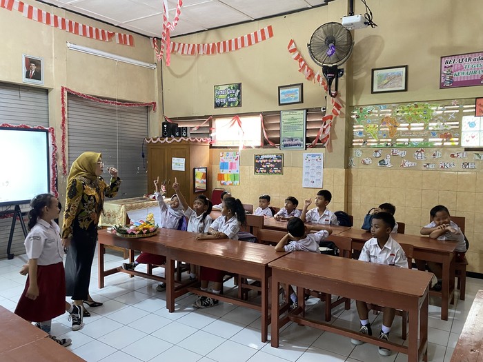 Dirjen GTKPG, Nunuk Suryani mengajar matematika di kelas 2 SDN 1 Banyuagung, Kota Surakarta, Jawa Tengah, pada Jumat (21/11/2025).