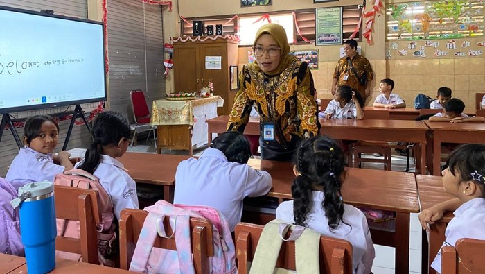 Dirjen GTKPG, Prof Dr Nunuk Suryani, berkunjung ke SDN 1 Banyuagung, Kota Surakarta, Jawa Tengah, Jumat (21/11/2025) dalam rangka program Direktur Mengajar.