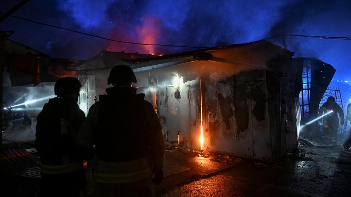 Serangan pesawat tak berawak Rusia kembali mengguncang Zaporizhzhia pada Rabu (20/11/2025), meninggalkan kepanikan dan kepulan asap tebal di kawasan yang terdampak. Ledakan dari drone yang menghantam area kota itu memicu kebakaran hebat, memaksa tim pemadam kebakaran bekerja tanpa henti untuk mengendalikan api yang cepat menyebar.