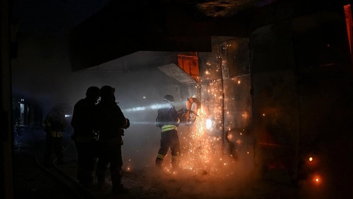 Serangan pesawat tak berawak Rusia kembali mengguncang Zaporizhzhia pada Rabu (20/11/2025), meninggalkan kepanikan dan kepulan asap tebal di kawasan yang terdampak. Ledakan dari drone yang menghantam area kota itu memicu kebakaran hebat, memaksa tim pemadam kebakaran bekerja tanpa henti untuk mengendalikan api yang cepat menyebar.