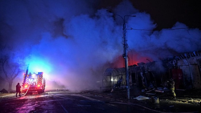 Serangan pesawat tak berawak Rusia kembali mengguncang Zaporizhzhia pada Rabu (20/11/2025), meninggalkan kepanikan dan kepulan asap tebal di kawasan yang terdampak. Ledakan dari drone yang menghantam area kota itu memicu kebakaran hebat, memaksa tim pemadam kebakaran bekerja tanpa henti untuk mengendalikan api yang cepat menyebar.
