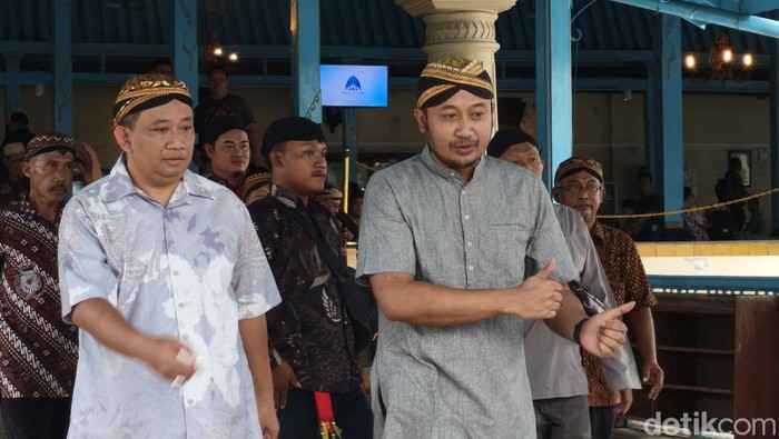 Dua putra mendiang Paku Buwono XIII salat Jumat di Masjid Agung Solo, Jumat (21/11/2025). Keduanya duduk di saf pertama tapi tak saling berinteraksi.