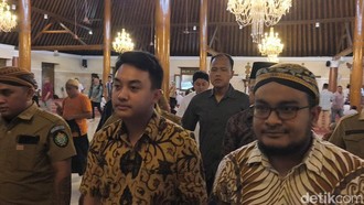 Saat 2 Raja Keraton Solo Salat Jumat di Masjid yang Sama, tapi Tak Saling Sapa