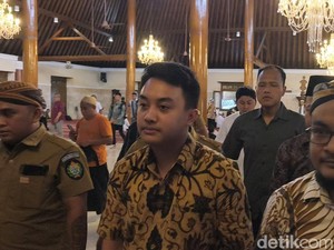 Saat 2 Raja Keraton Solo Salat Jumat di Masjid yang Sama, tapi Tak Saling Sapa