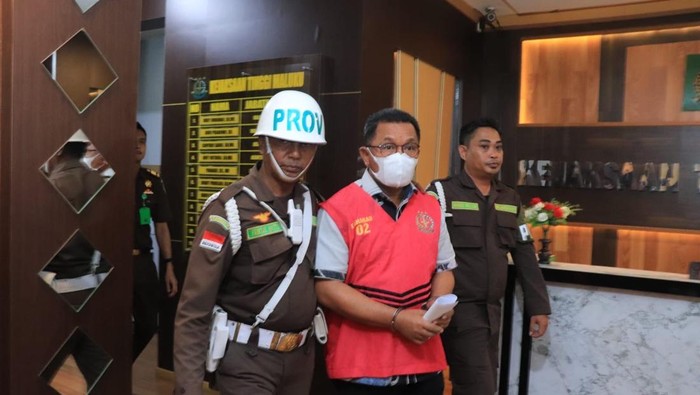 Eks Bupati Kepulauan Tanimbar Petrus Fatlolon mengenakan rompi pink.