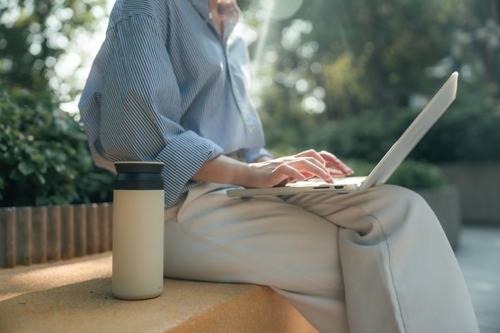 Etika bawa tumbler minum Begini Etika Bawa Botol Air Minum ke Tempat Makan agar Tetap Sopan