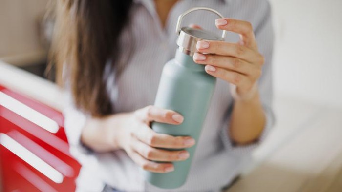 Begini Etika Bawa Botol Air Minum ke Tempat Makan agar Tetap Sopan