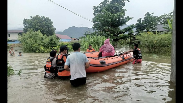 Evakuasi ibu hamil yang terjebak banjir di Padang. (Jeka Kampai/detikSumut)